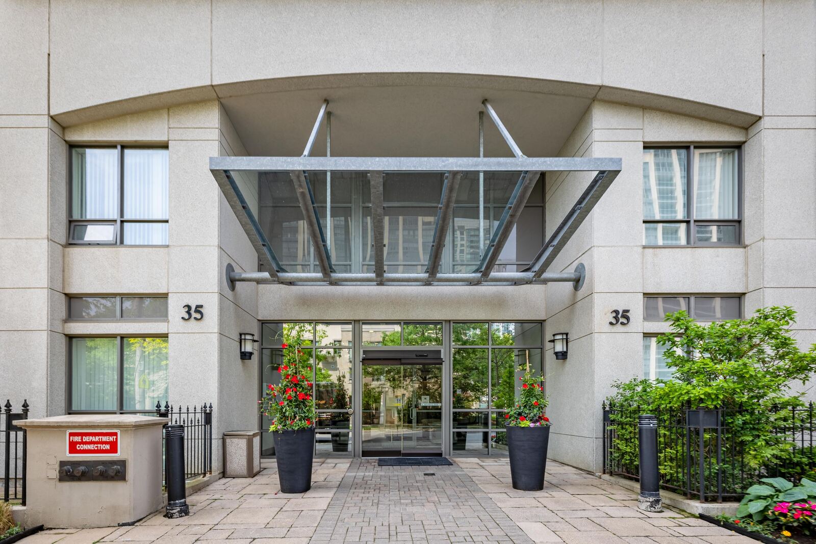 35 Hollywood Avenue photo 9