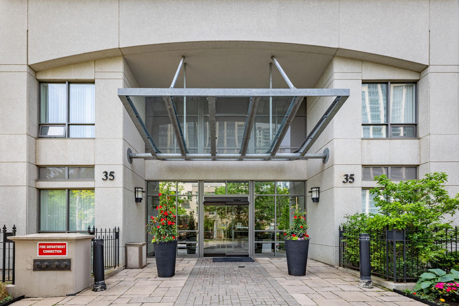 35 Hollywood Avenue photo 10
