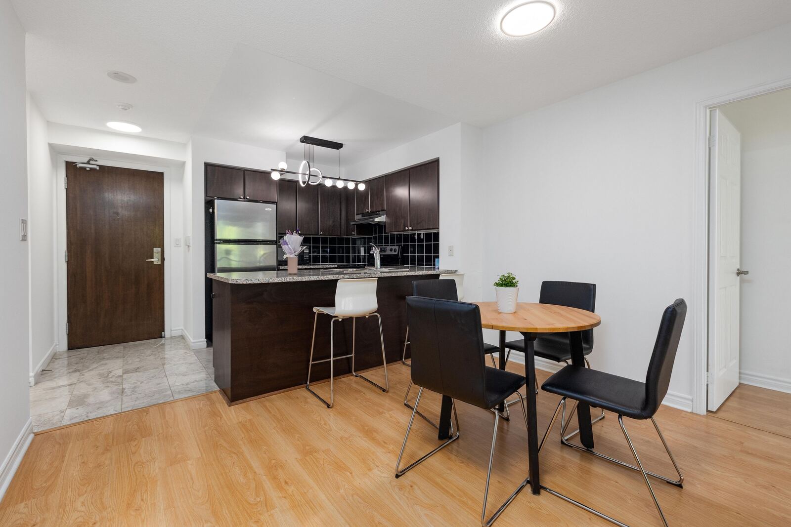 35 Hollywood Avenue photo 24