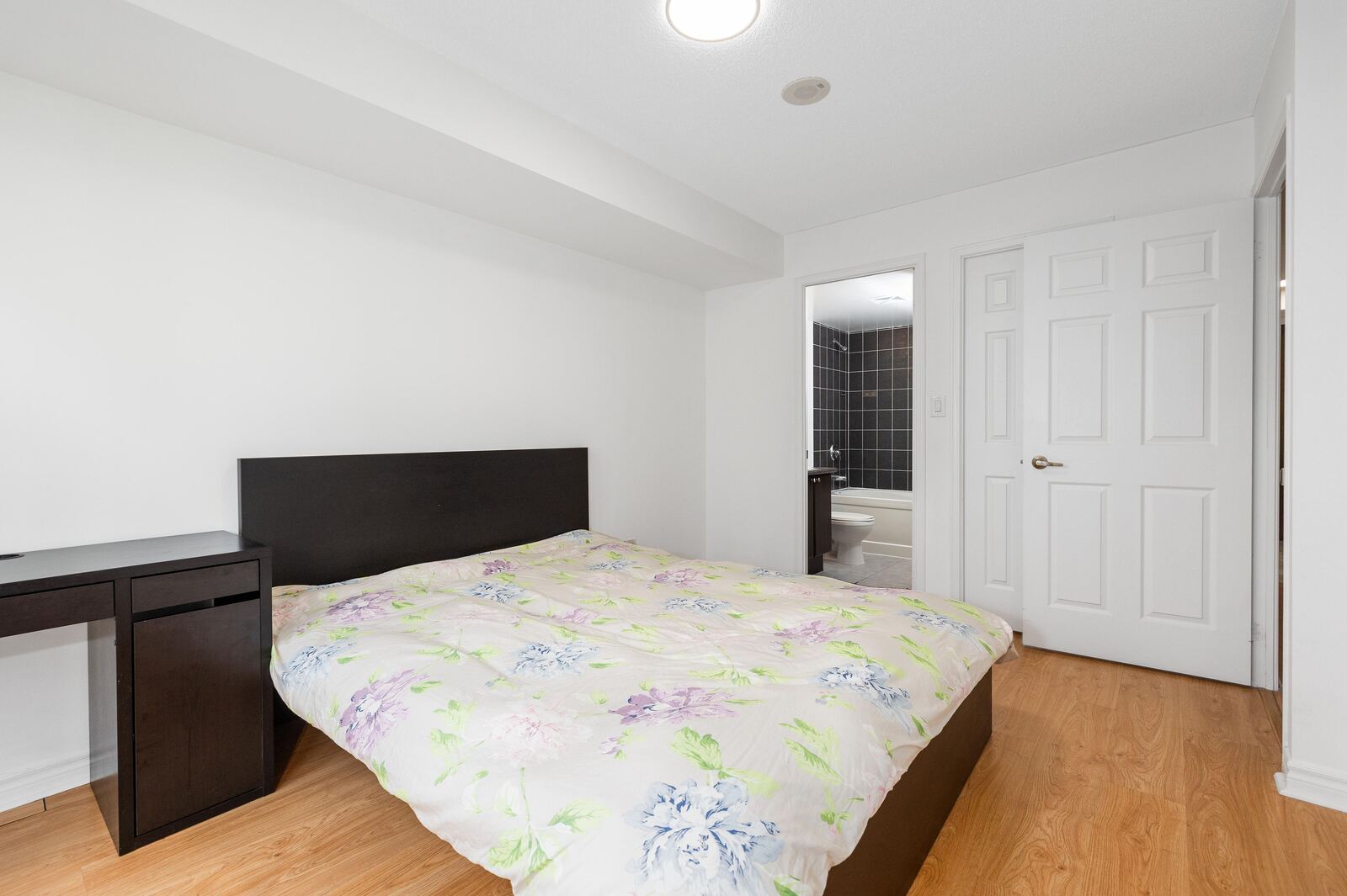 35 Hollywood Avenue photo 36