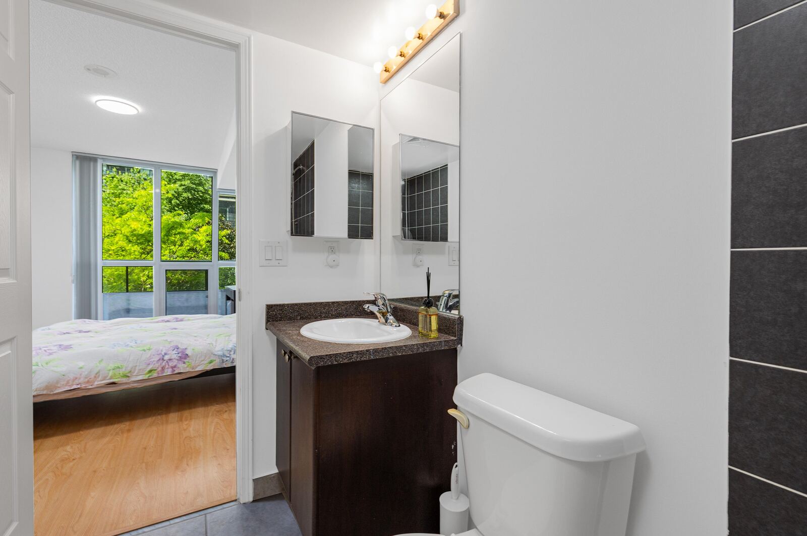 35 Hollywood Avenue photo 42