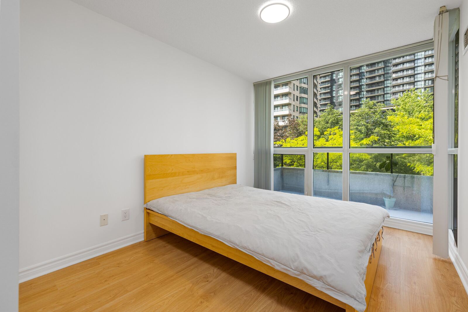 35 Hollywood Avenue photo 43