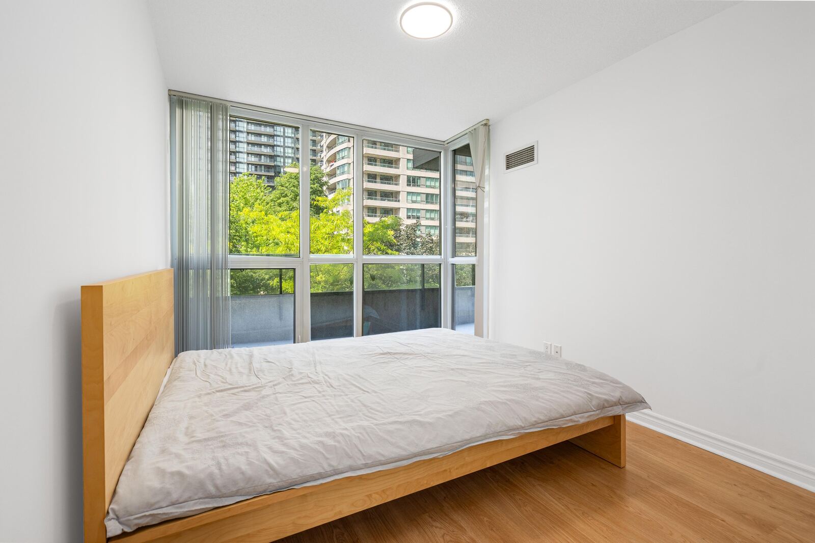 35 Hollywood Avenue photo 45