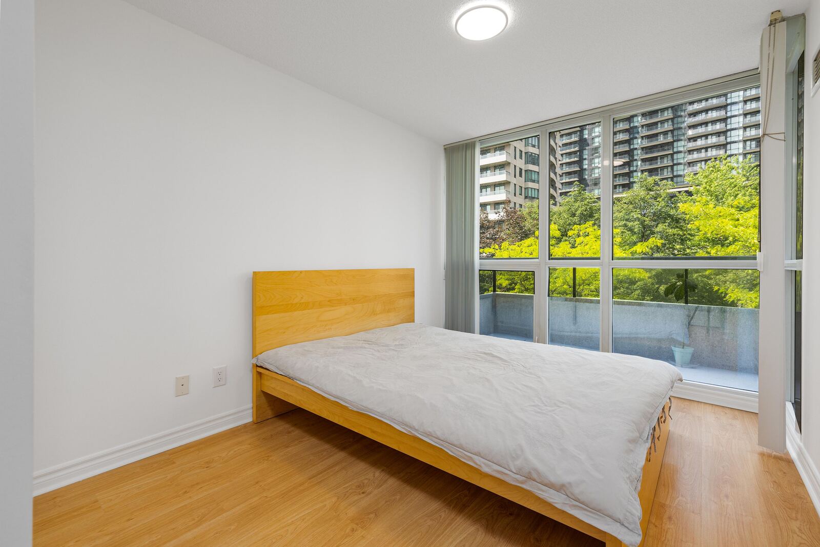 35 Hollywood Avenue photo 46
