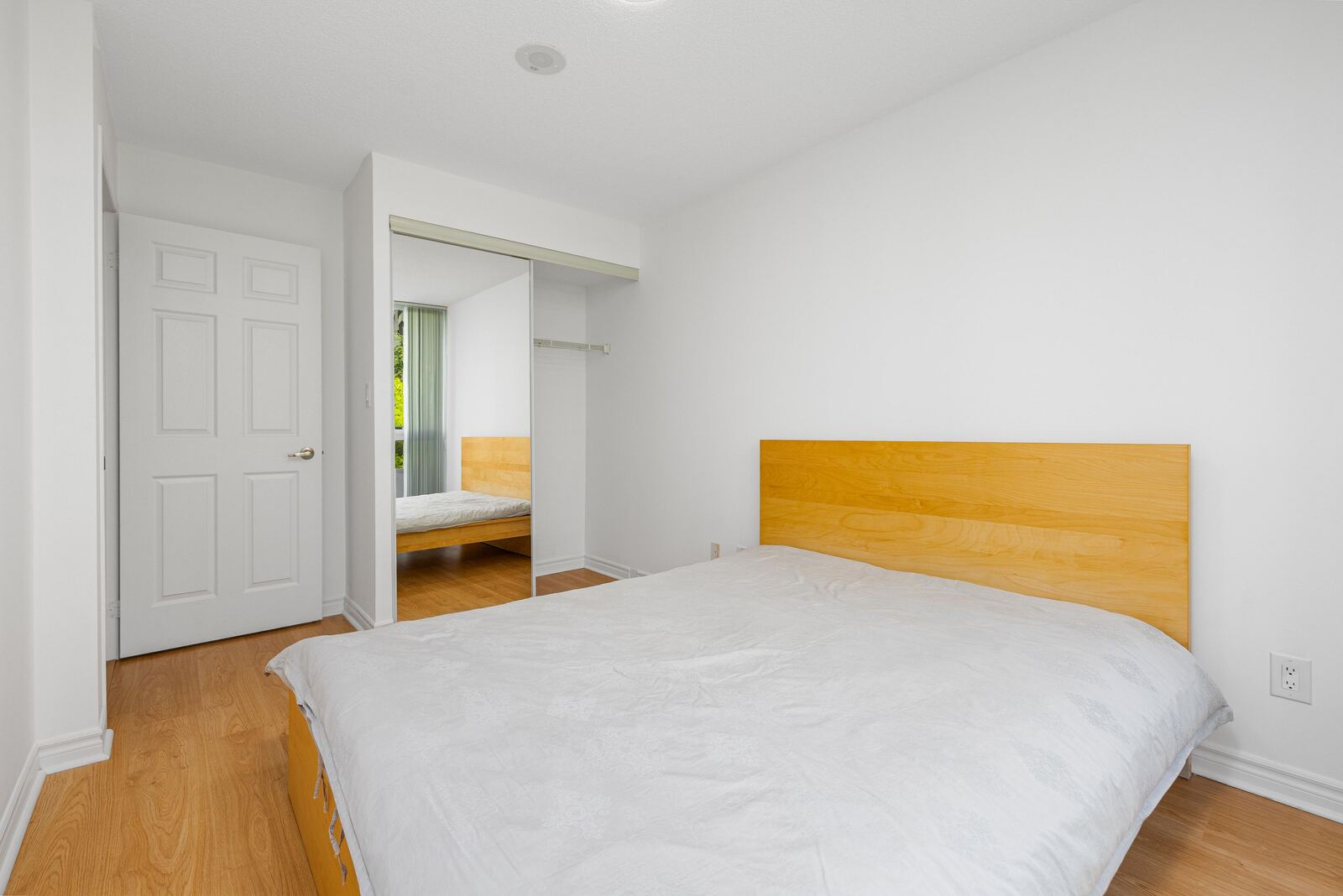 35 Hollywood Avenue photo 52