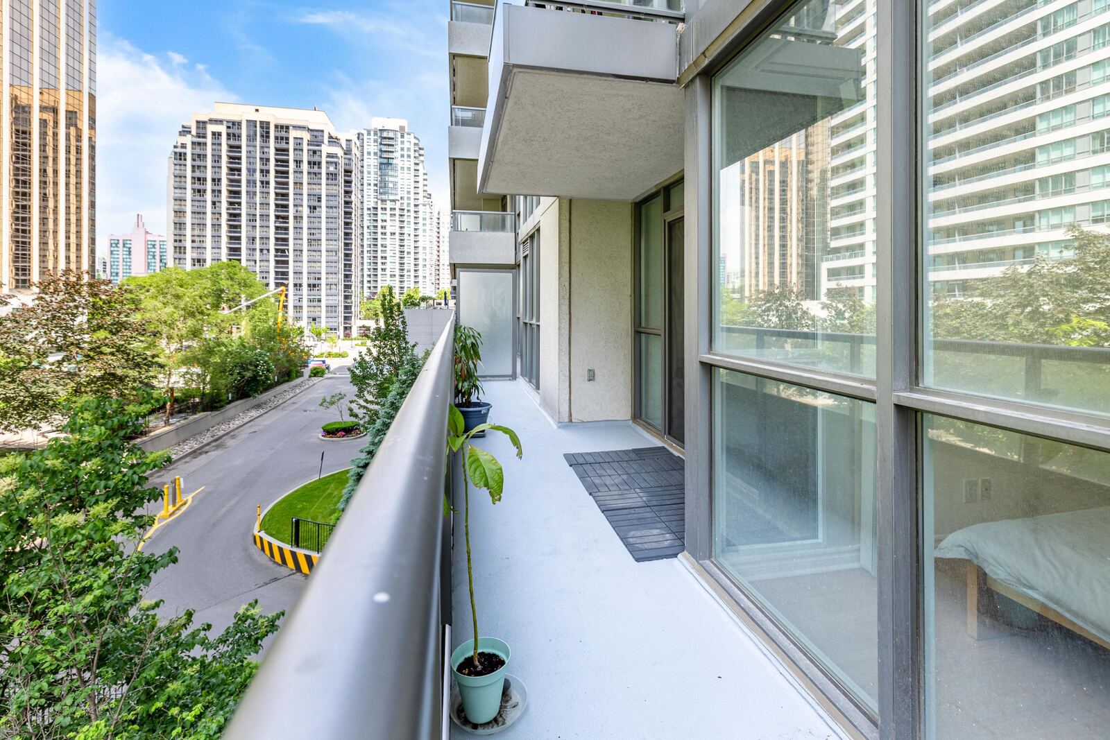 35 Hollywood Avenue photo 54