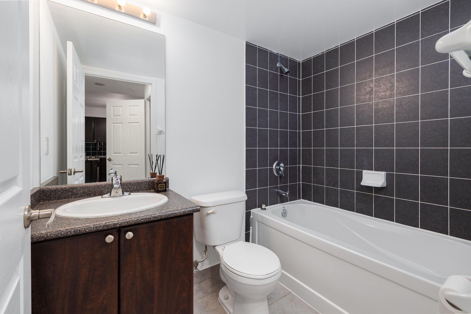 35 Hollywood Avenue photo 55