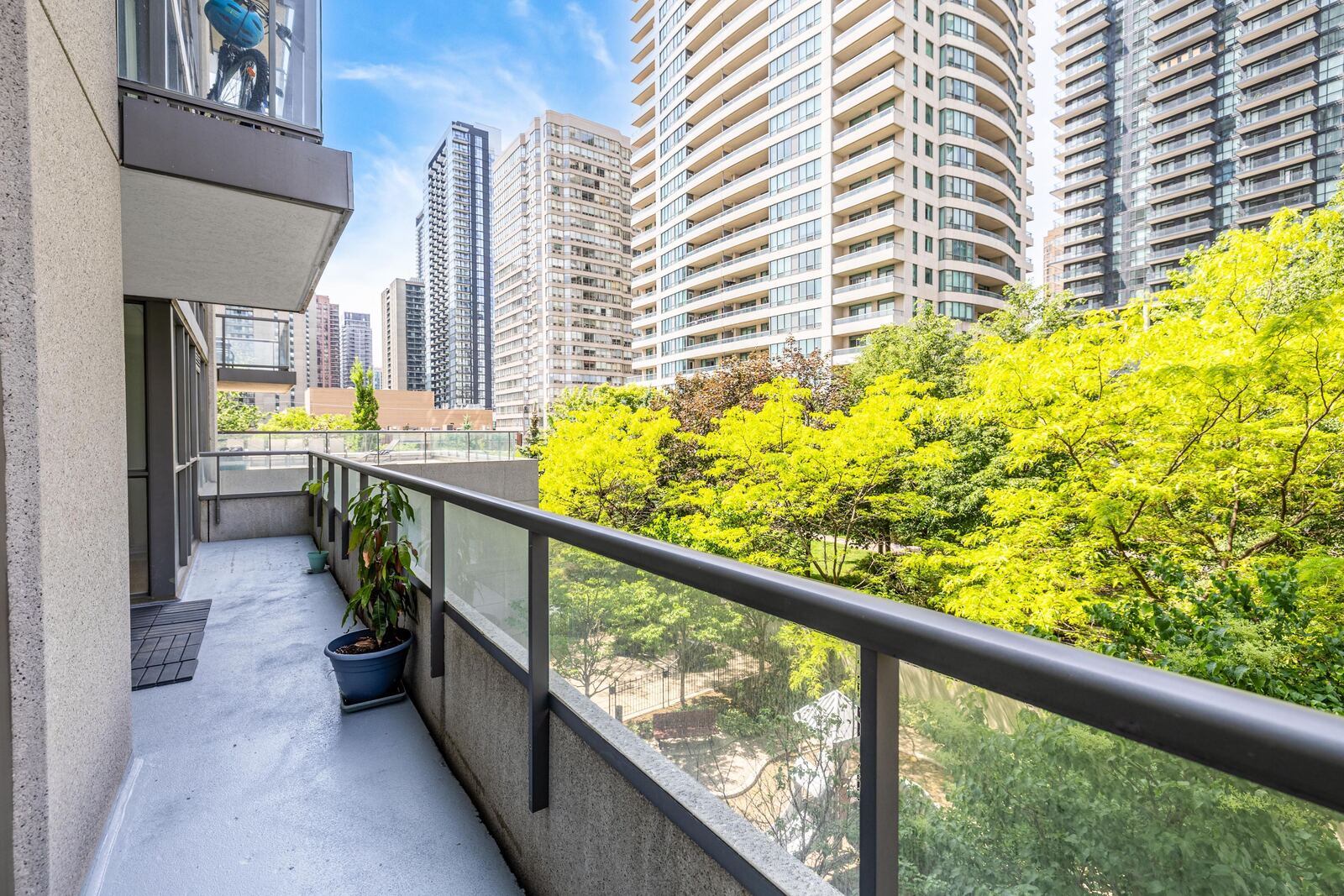 35 Hollywood Avenue photo 59