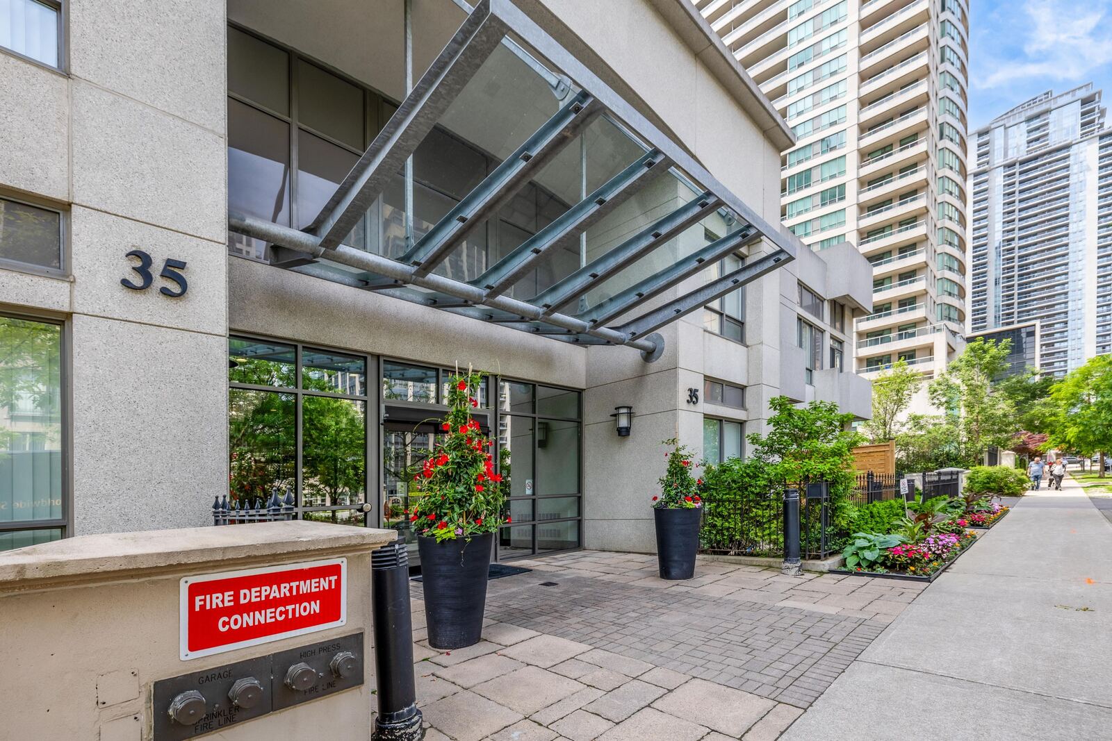 35 Hollywood Avenue photo 82