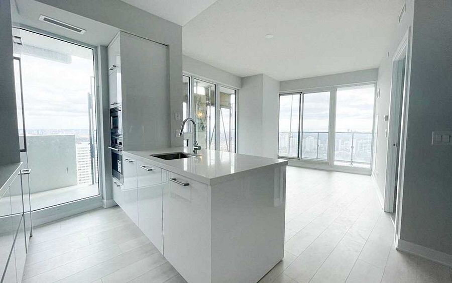 2221 Yonge Street photo 1