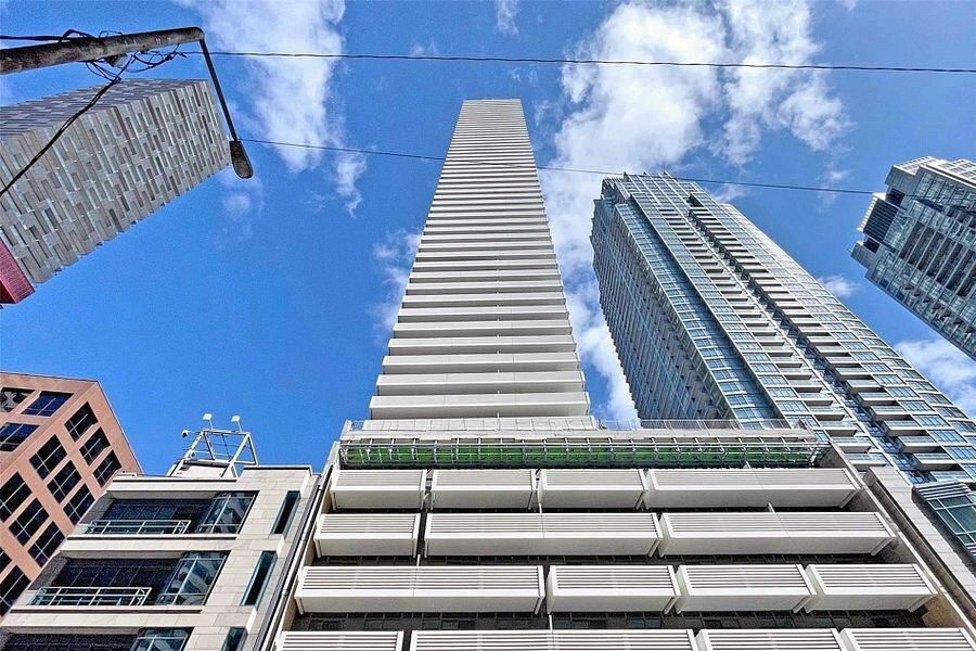 2221 Yonge Street photo 5
