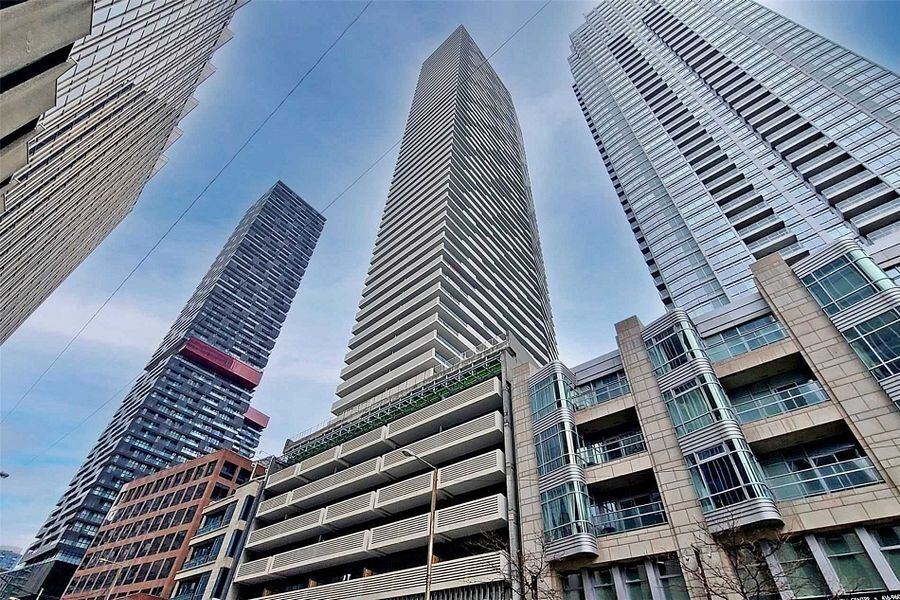 2221 Yonge Street photo 6