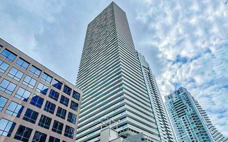 2221 Yonge Street photo 7