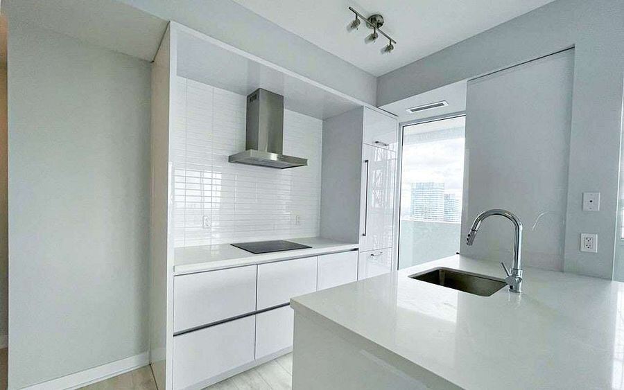 2221 Yonge Street photo 9