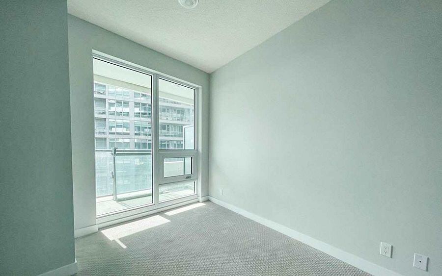 2221 Yonge Street photo 12