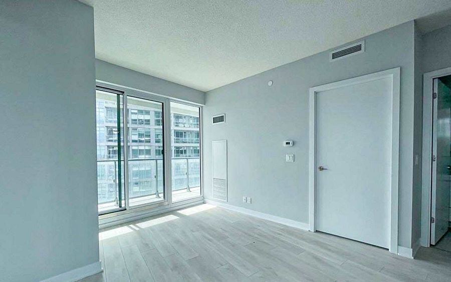2221 Yonge Street photo 13