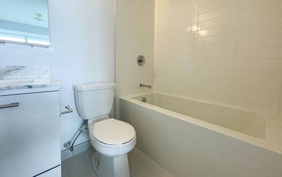 2221 Yonge Street photo 17