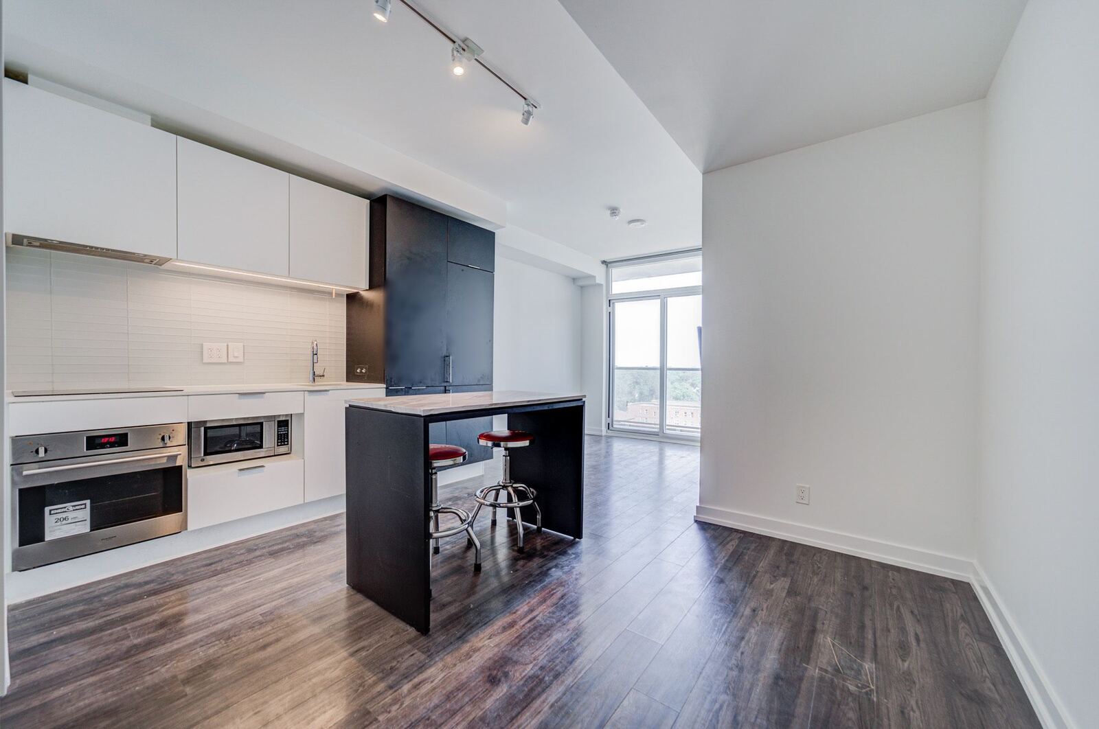 33 Helendale Avenue photo 6