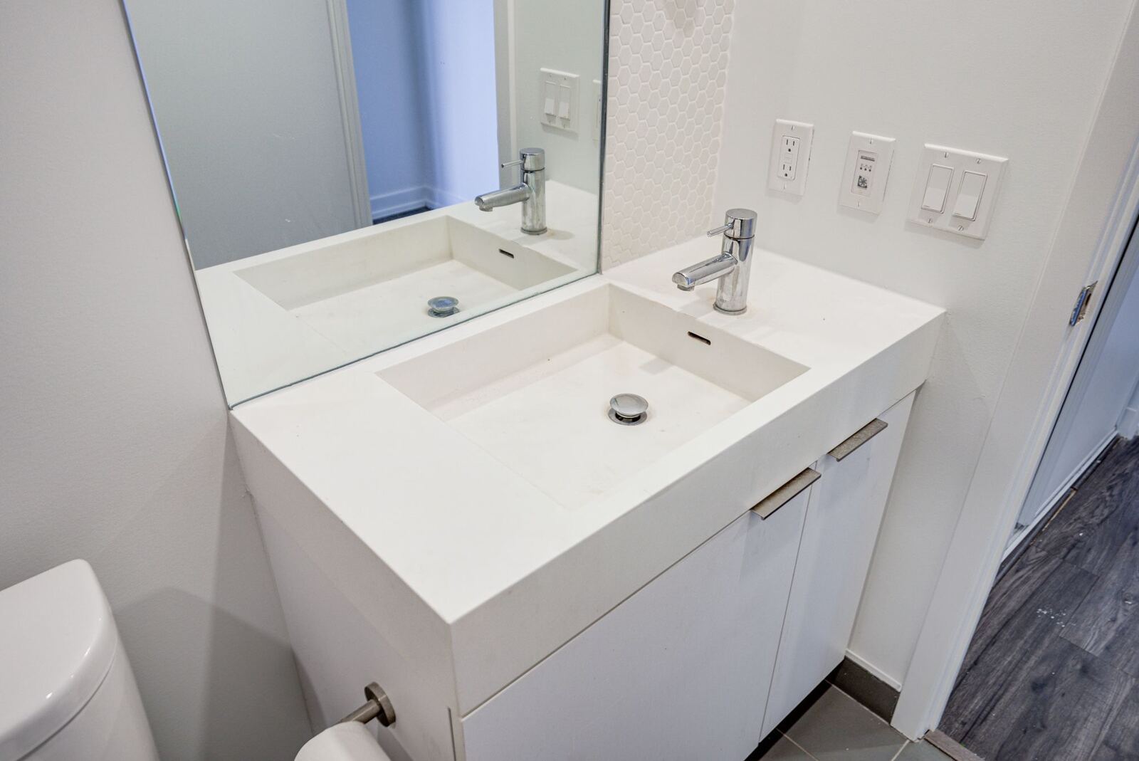 33 Helendale Avenue photo 12