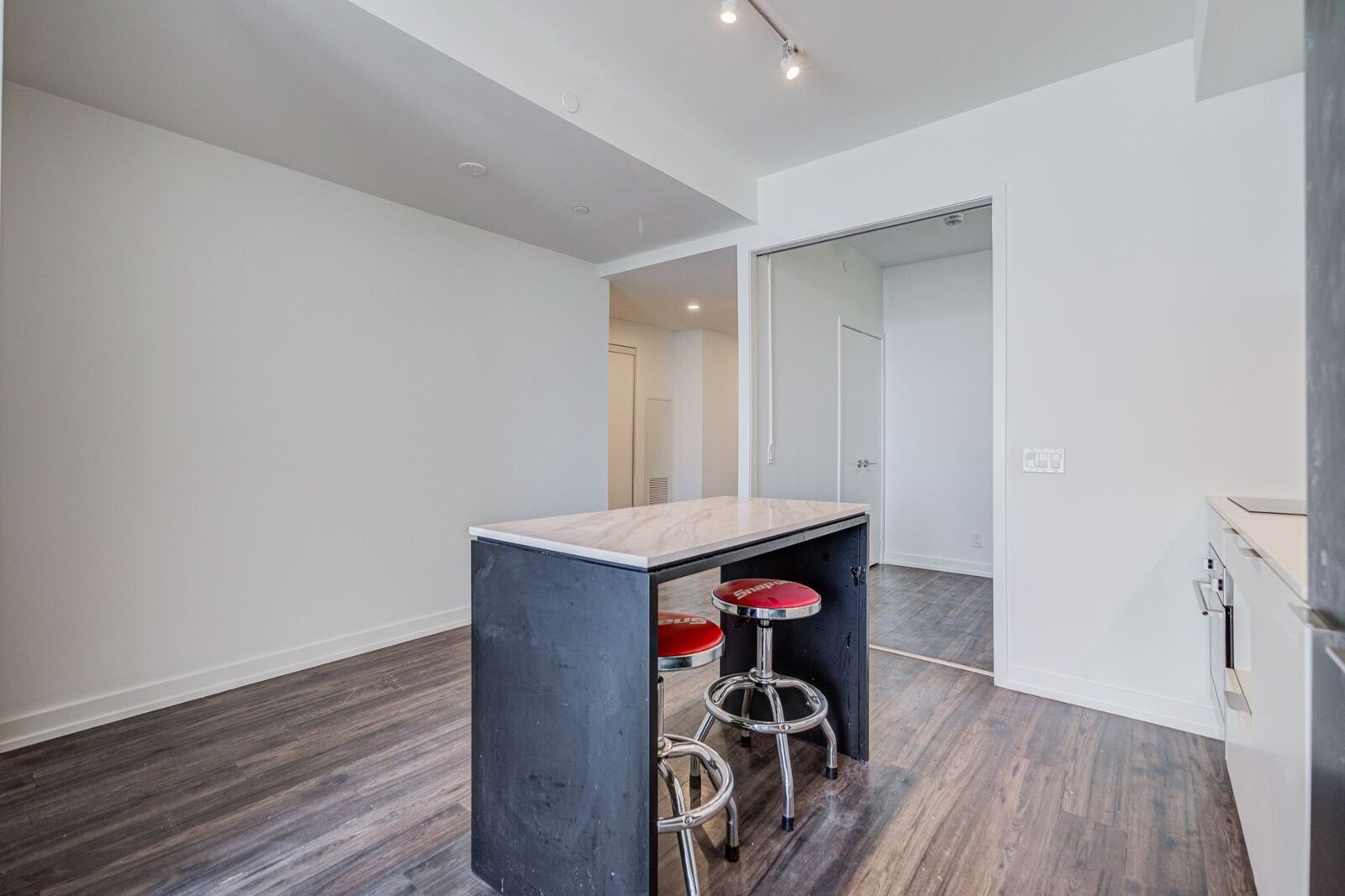 33 Helendale Avenue photo 18