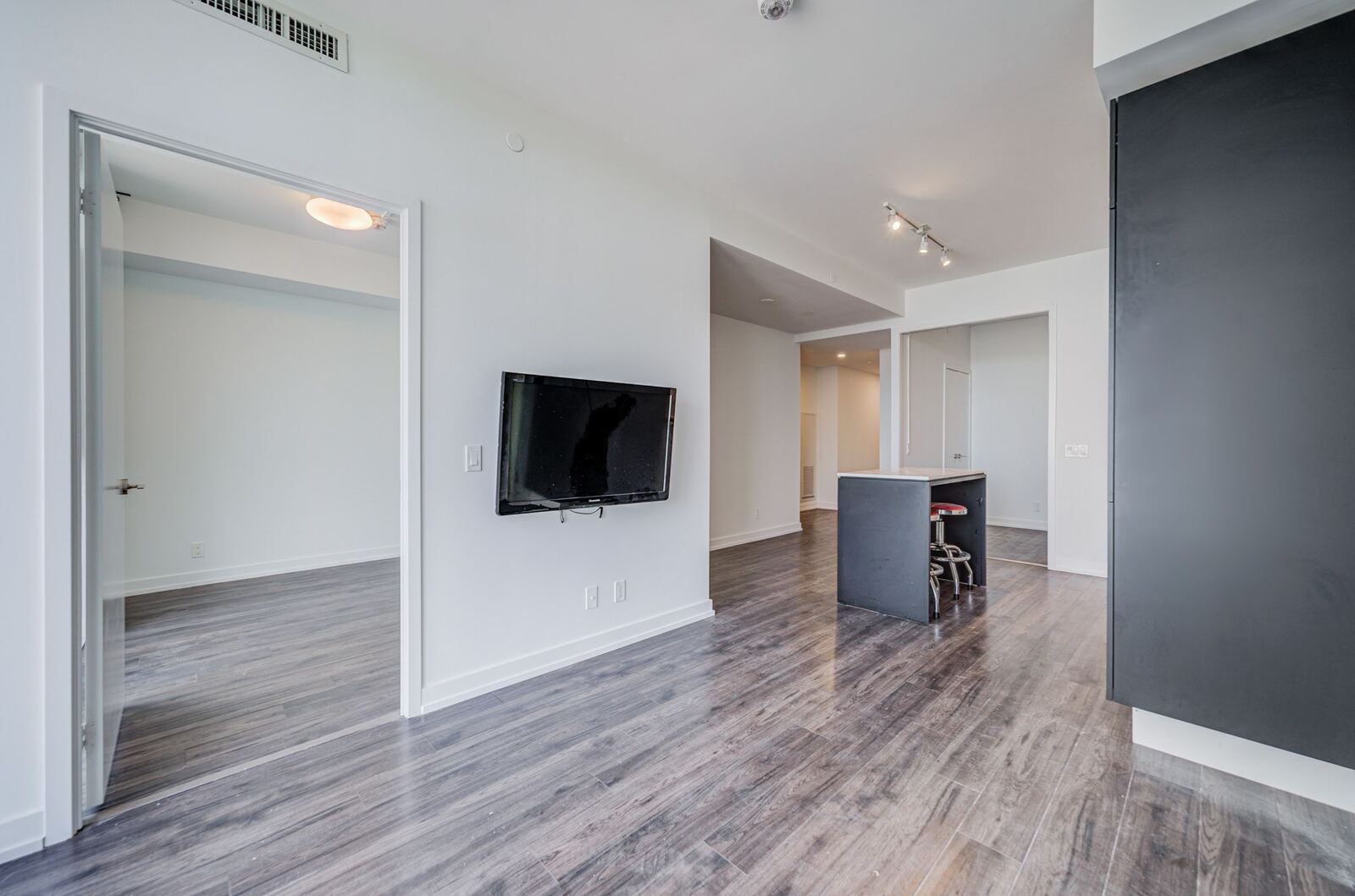 33 Helendale Avenue photo 22