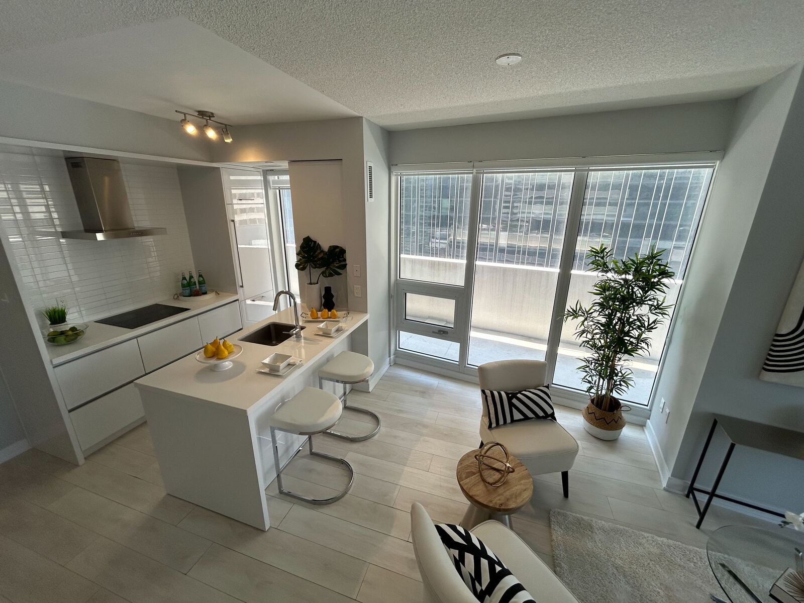 2221 Yonge Street photo 2