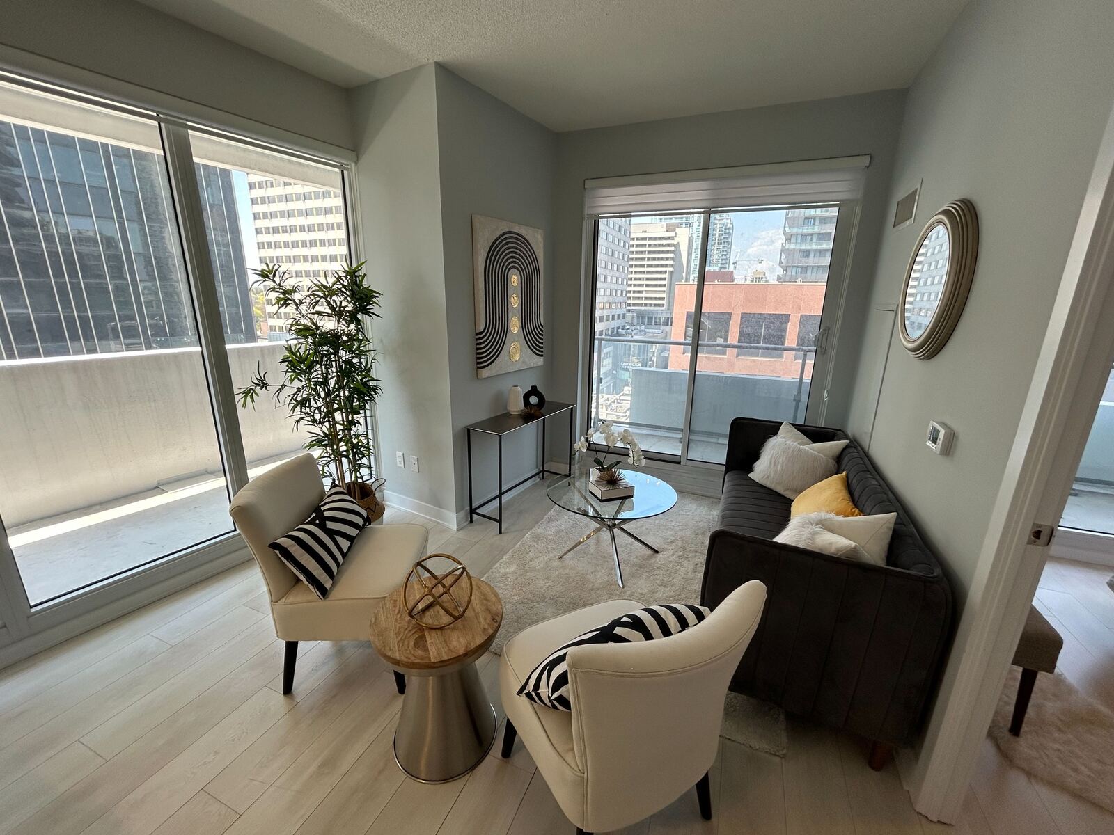 2221 Yonge Street photo 3