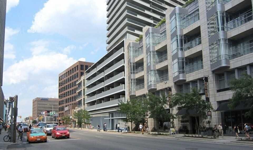 2221 Yonge Street photo 6