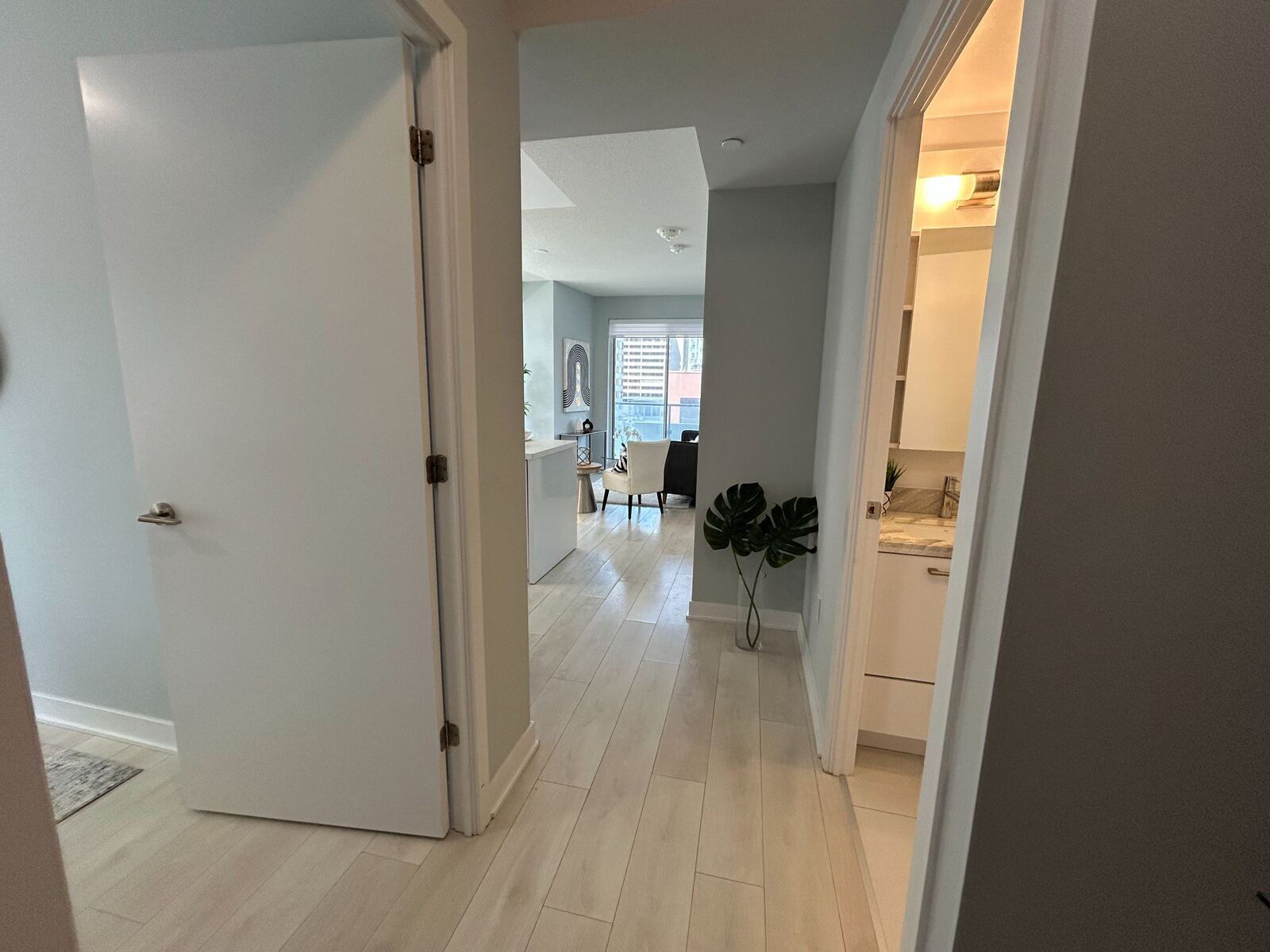 2221 Yonge Street photo 8