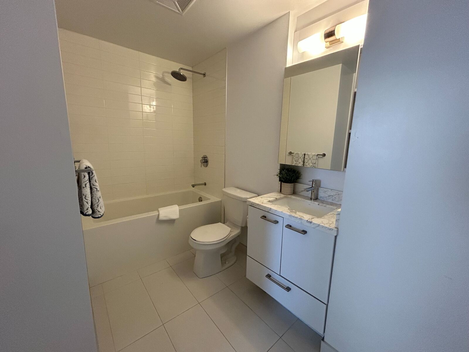 2221 Yonge Street photo 11