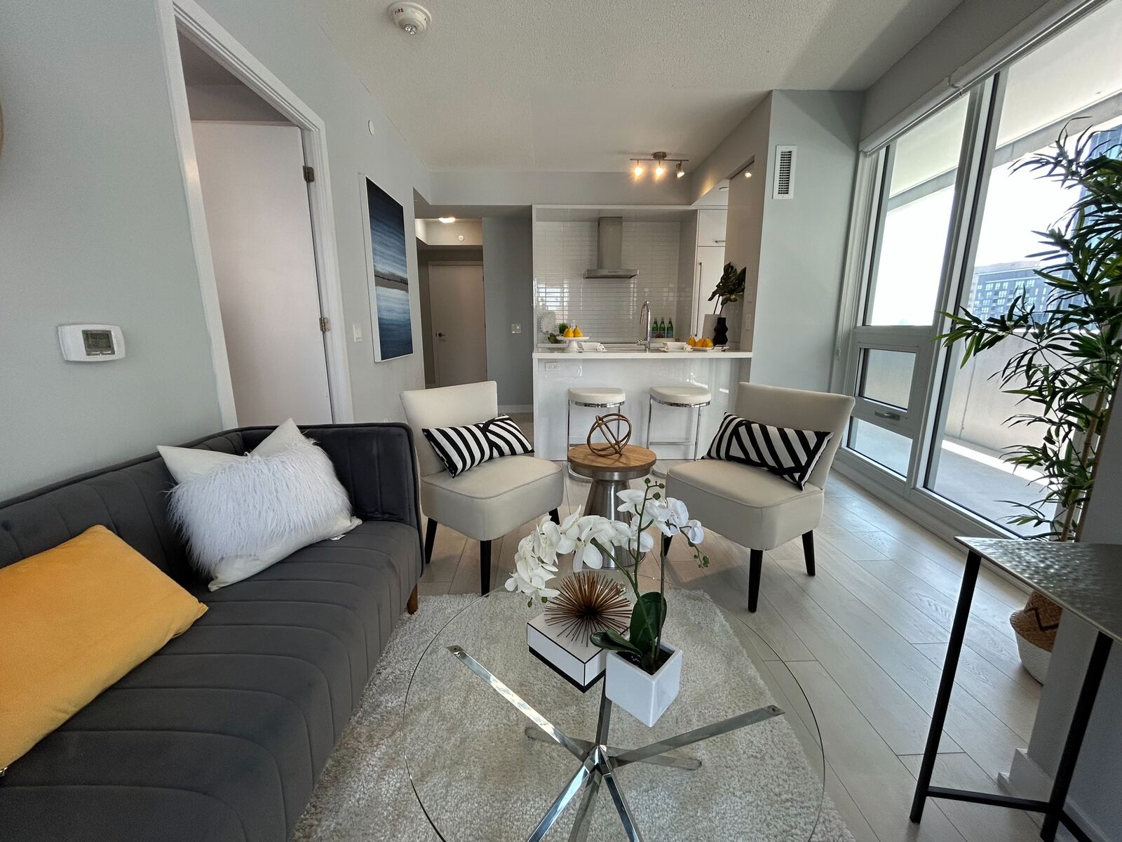 2221 Yonge Street photo 15
