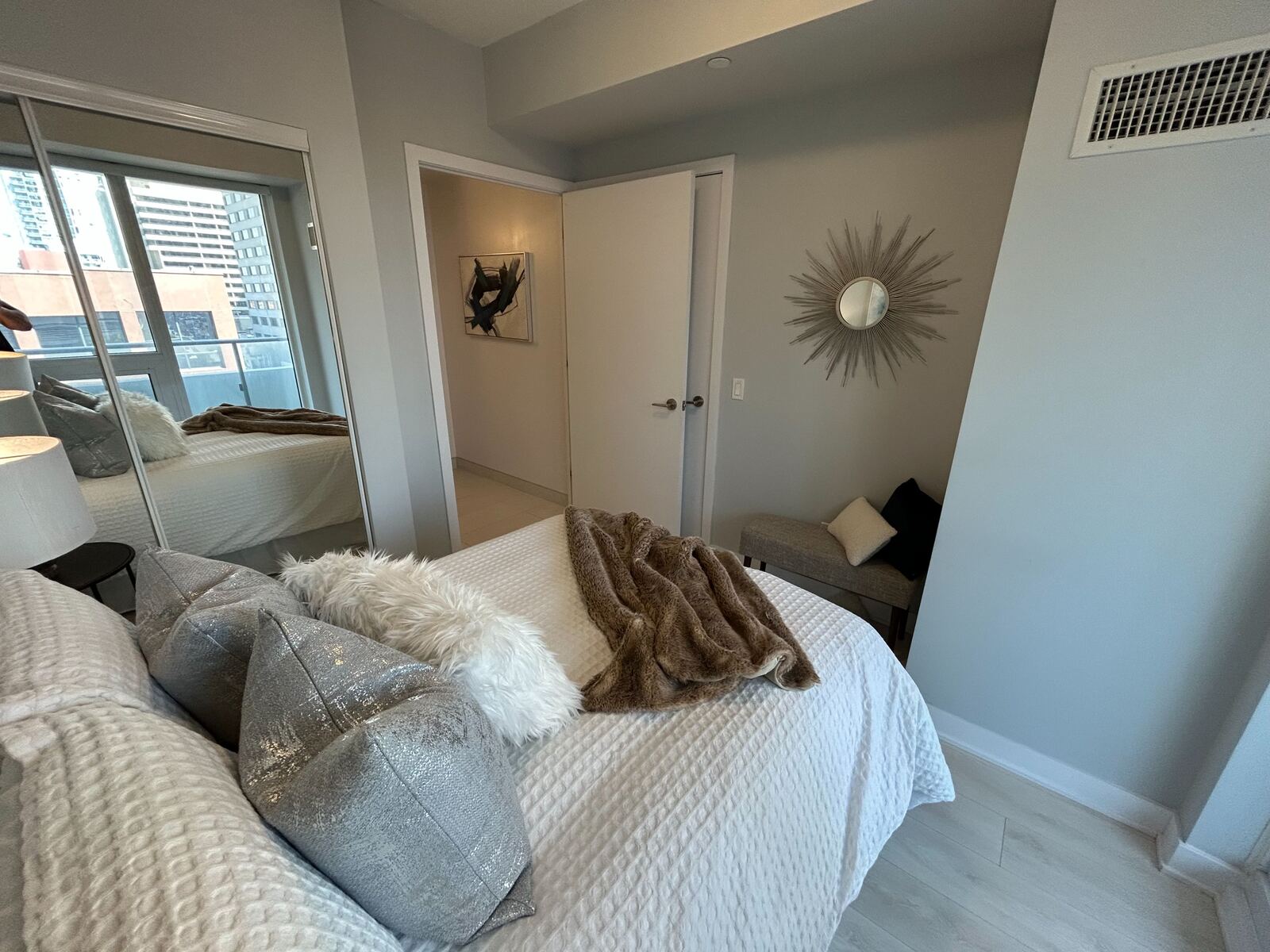 2221 Yonge Street photo 16
