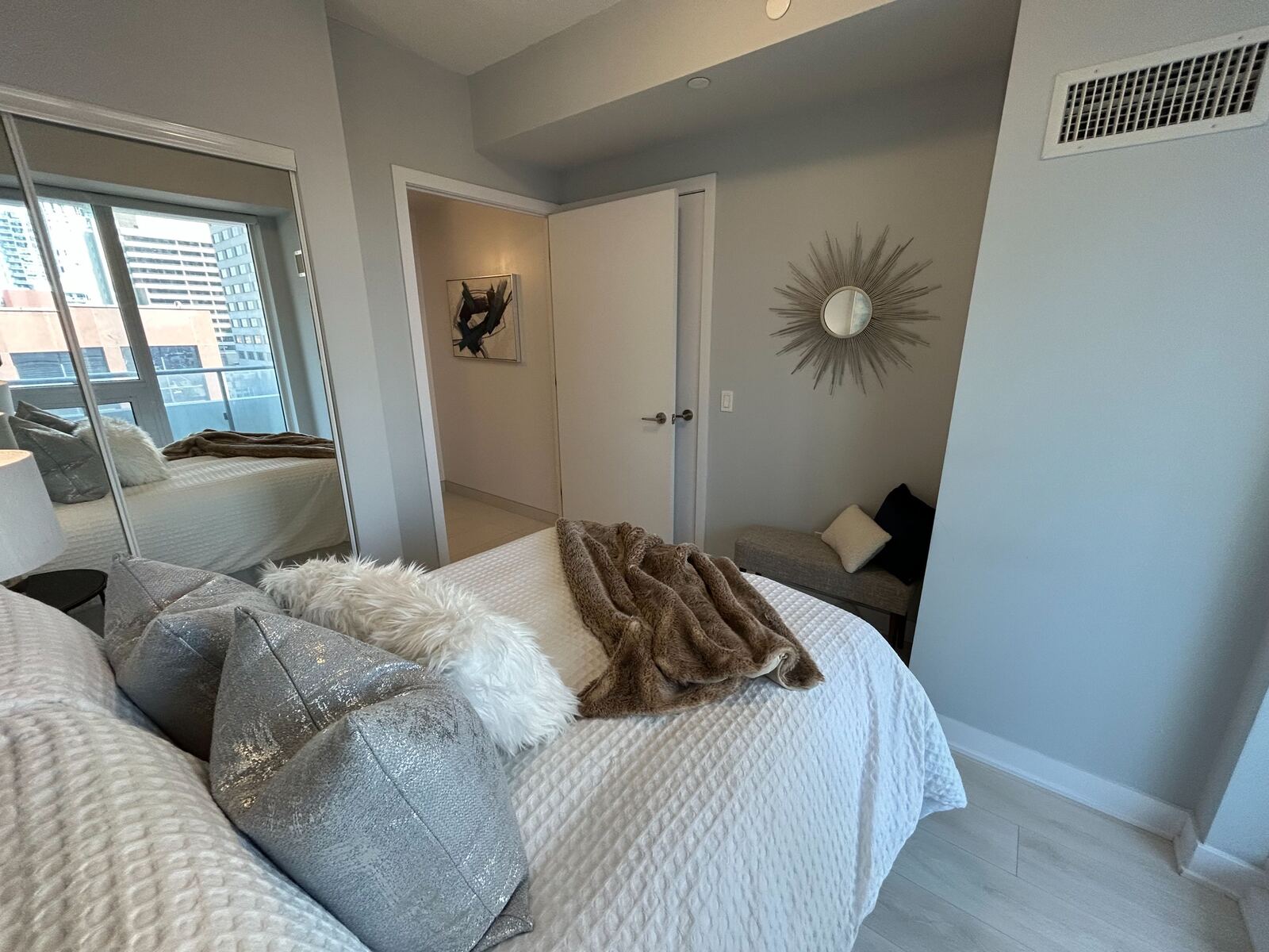 2221 Yonge Street photo 17