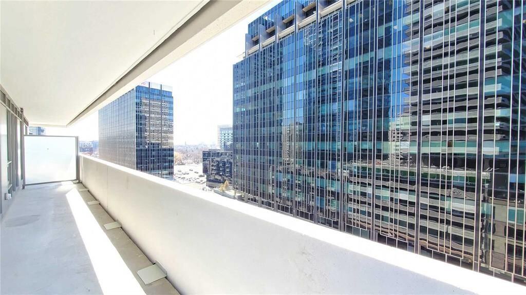2221 Yonge Street photo 28