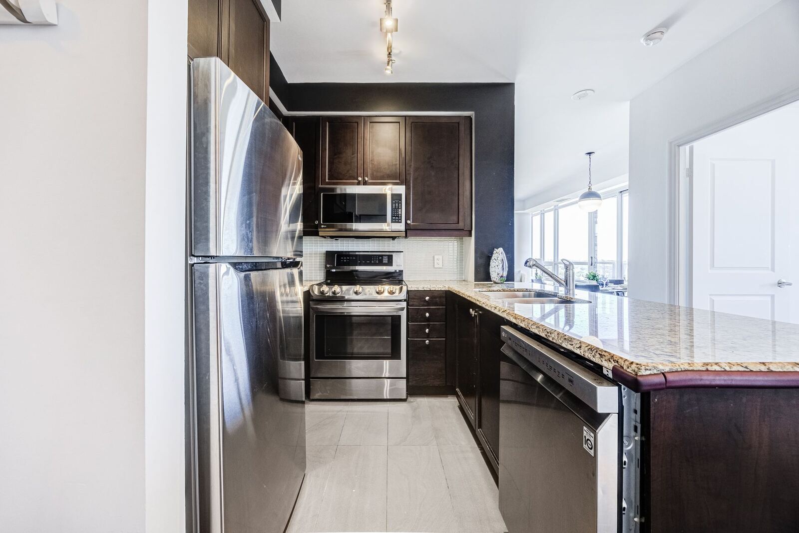 500 St Clair Avenue W photo 8