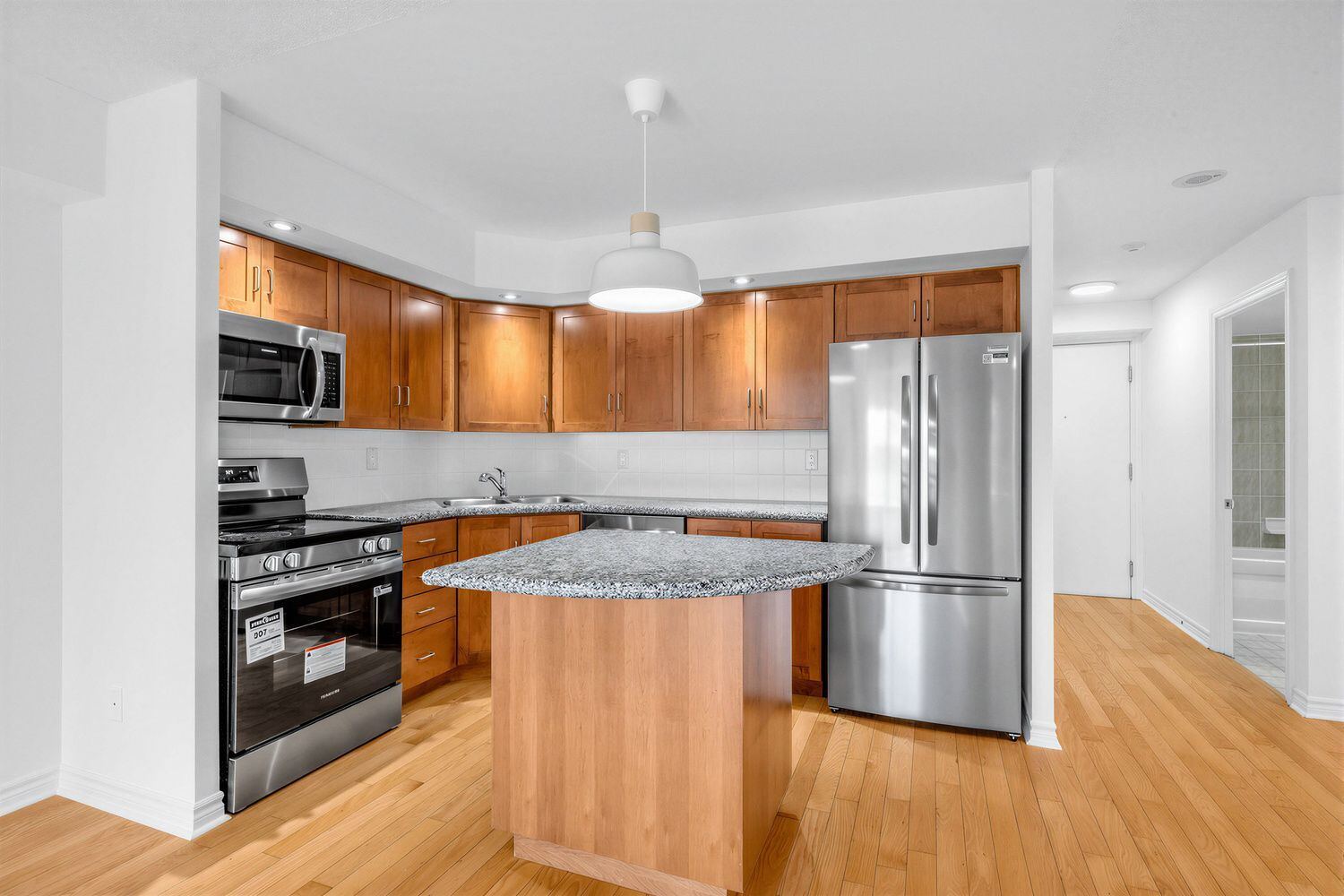 250 Wellington Street W photo 2
