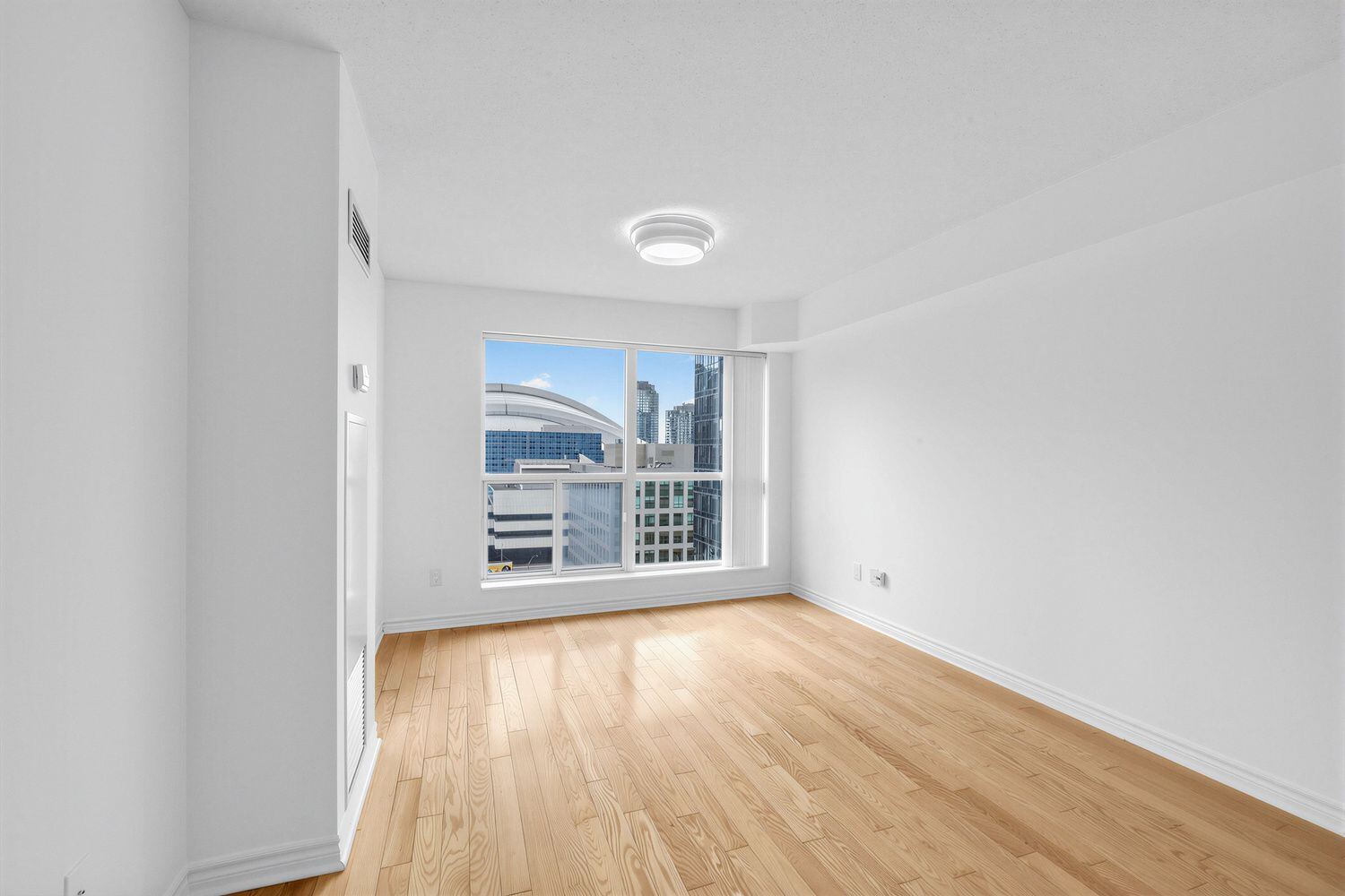 250 Wellington Street W photo 4
