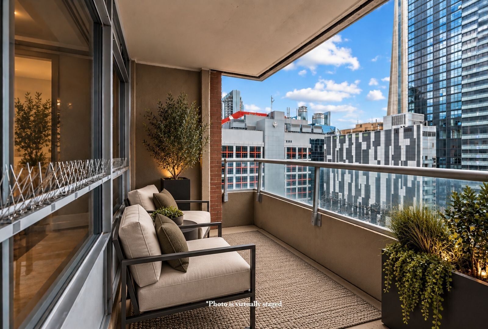 250 Wellington Street W photo 8