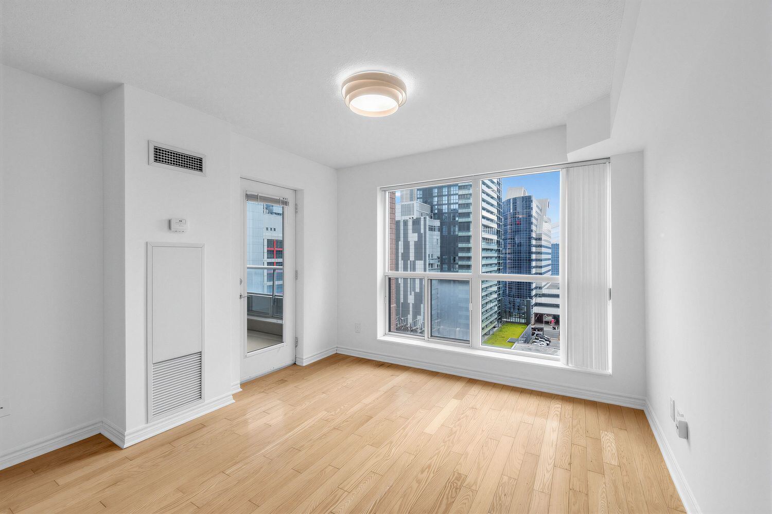 250 Wellington Street W photo 12