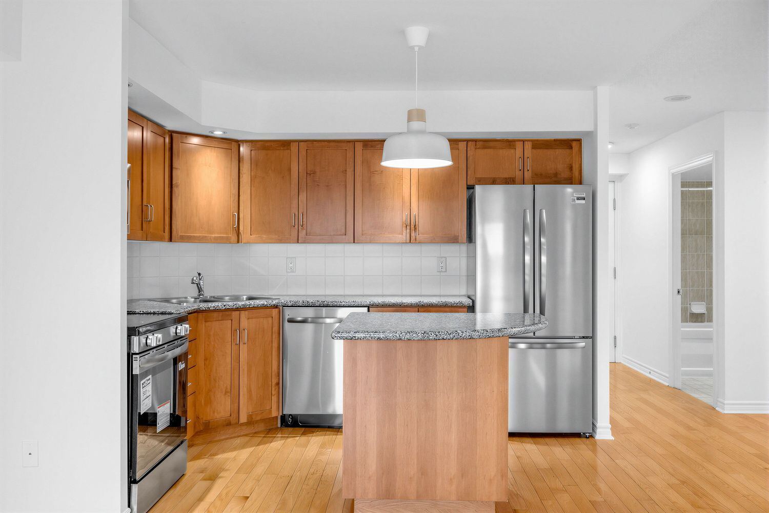 250 Wellington Street W photo 13