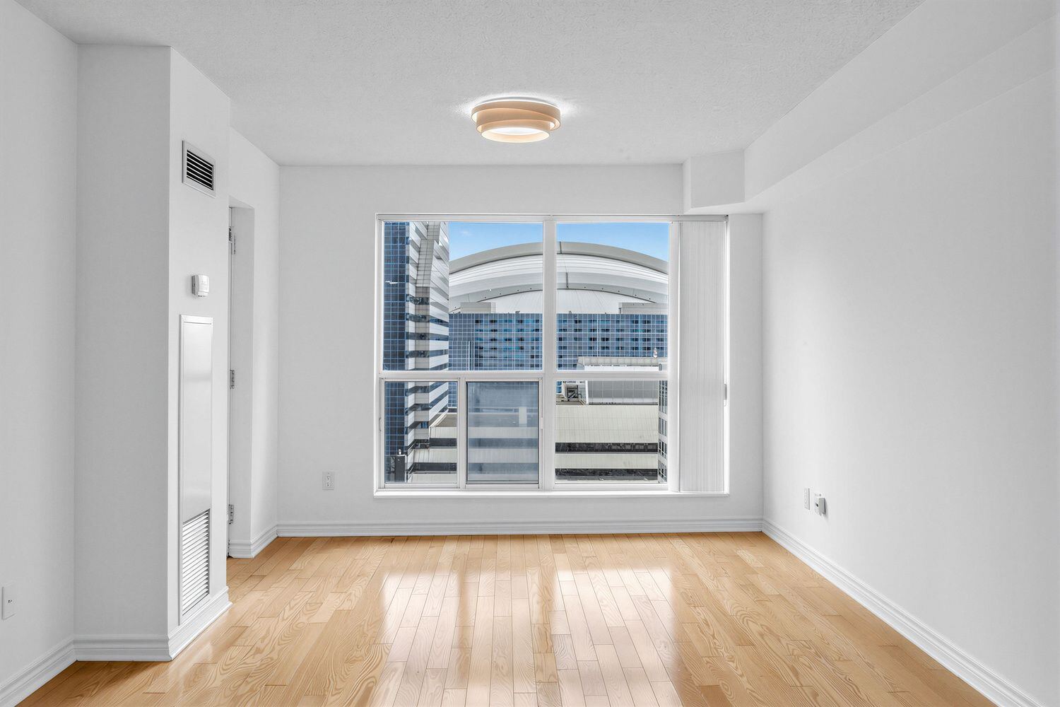 250 Wellington Street W photo 19