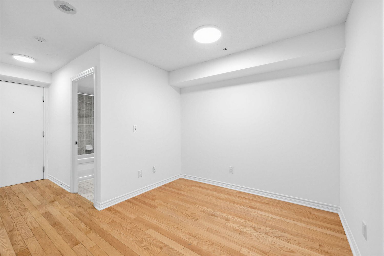 250 Wellington Street W photo 22
