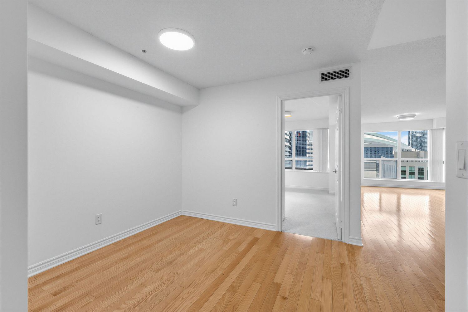 250 Wellington Street W photo 23