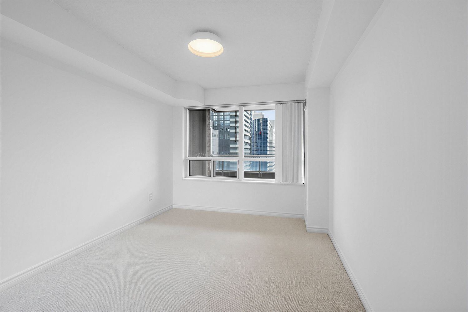 250 Wellington Street W photo 25