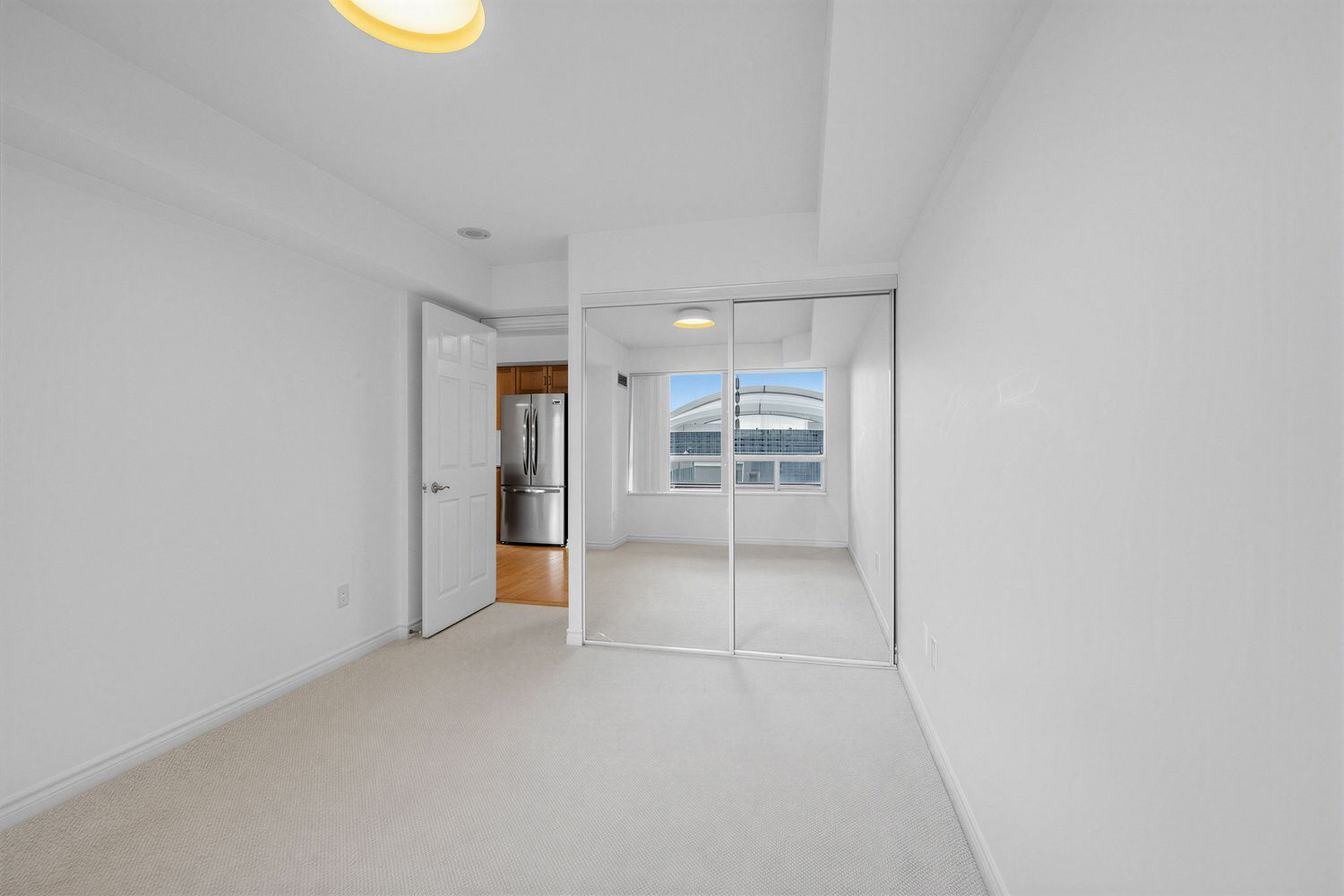 250 Wellington Street W photo 27