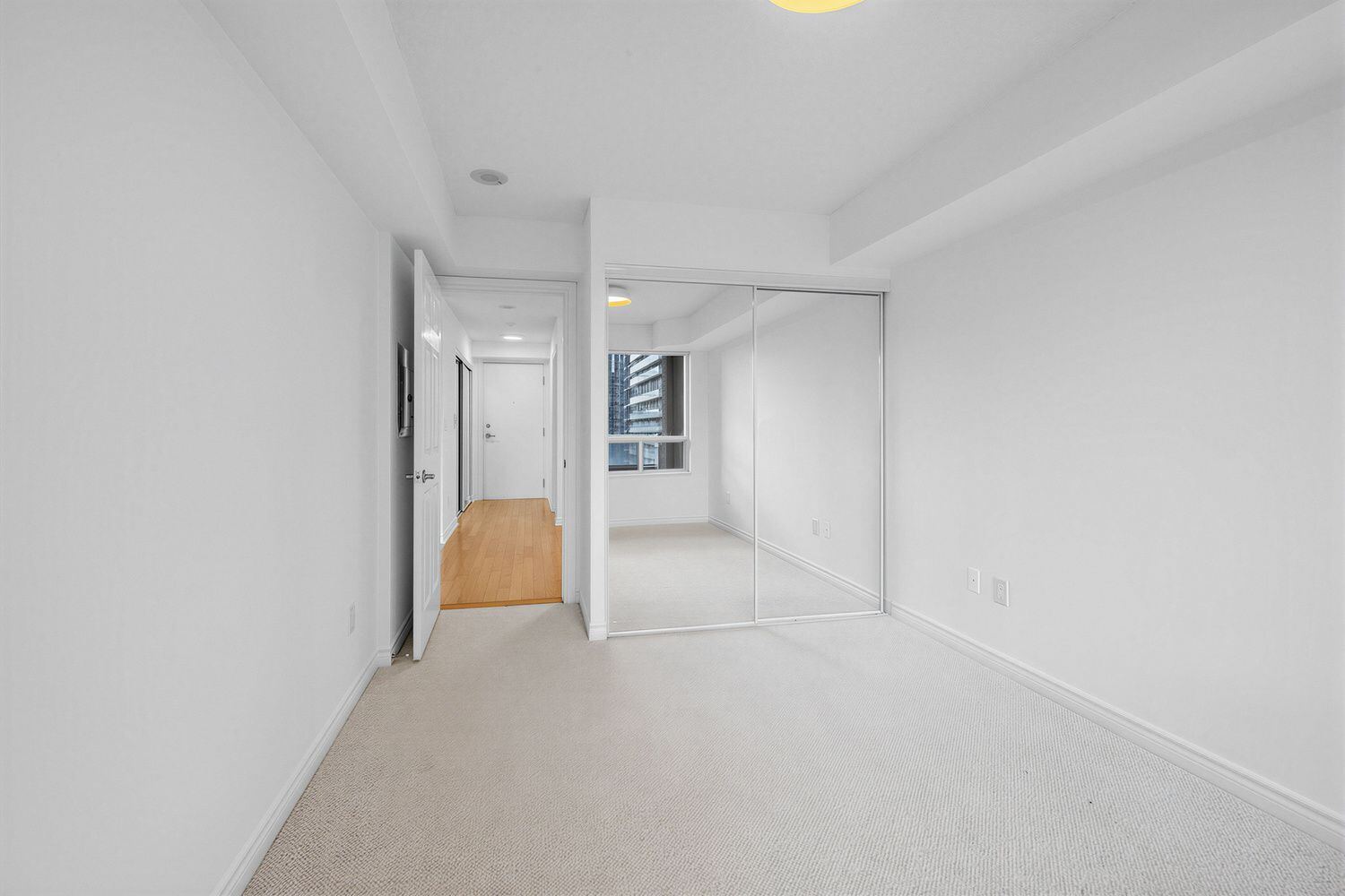 250 Wellington Street W photo 28
