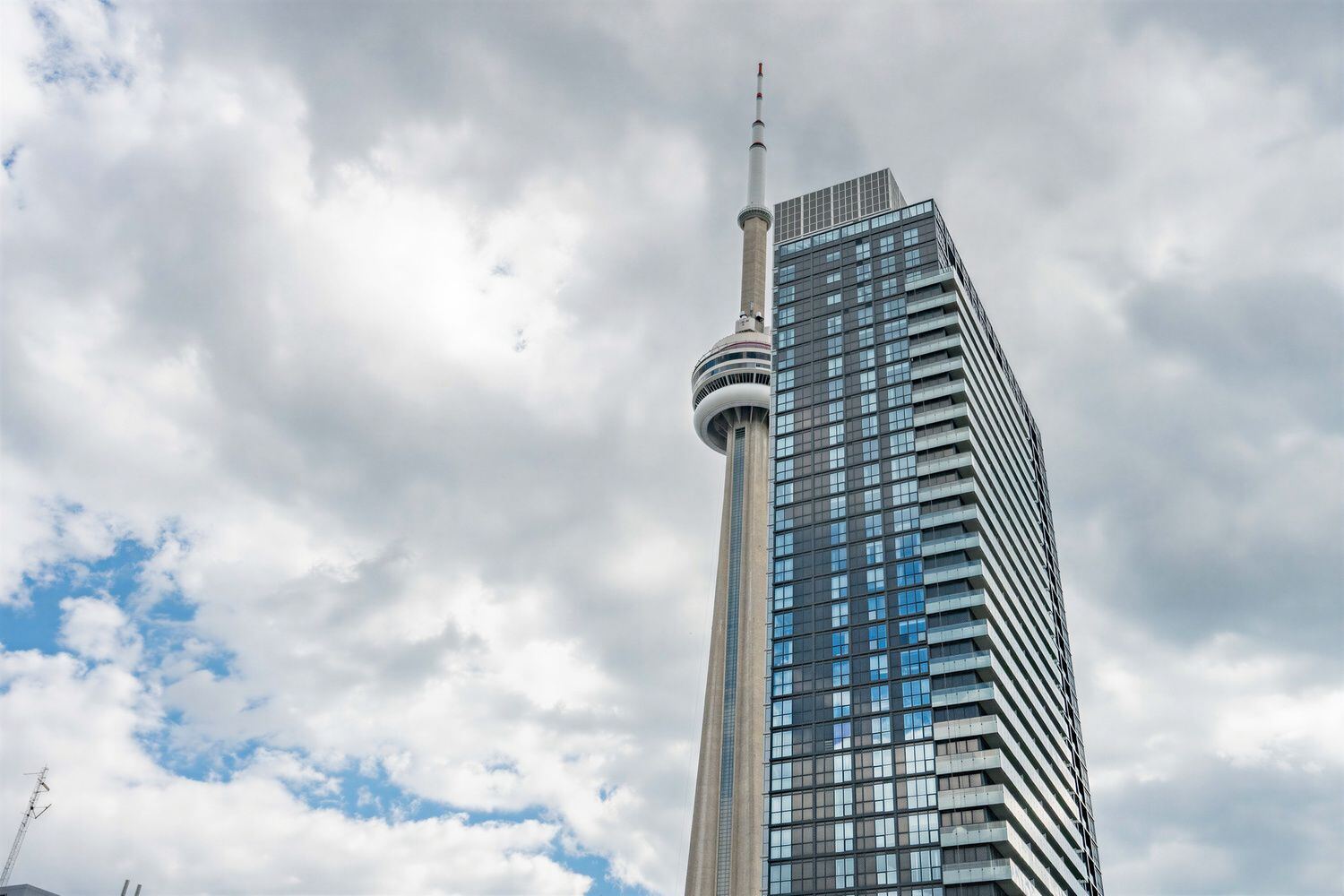 250 Wellington Street W photo 31
