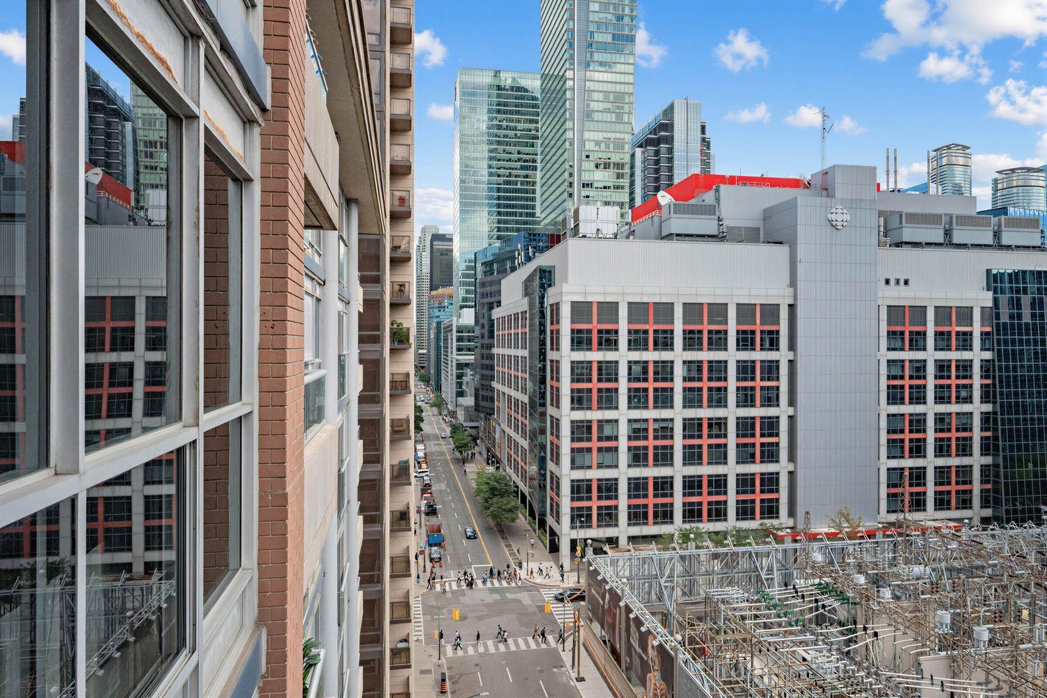 250 Wellington Street W photo 32