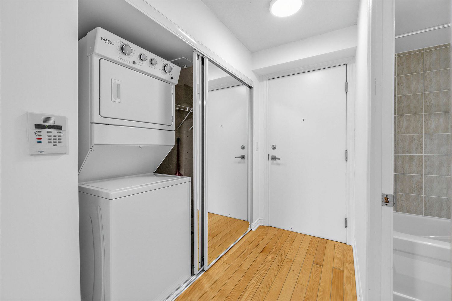 250 Wellington Street W photo 34
