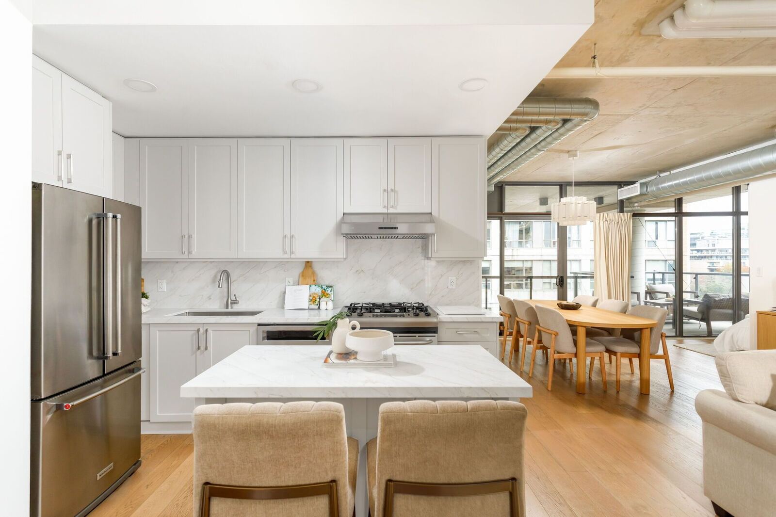 533 Richmond Street W photo 2